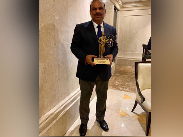 Gautam Gambhir's coach Sanjay Bharadwaj with Dronacharya Award (Photo/Gautam Gambhir Twitter)