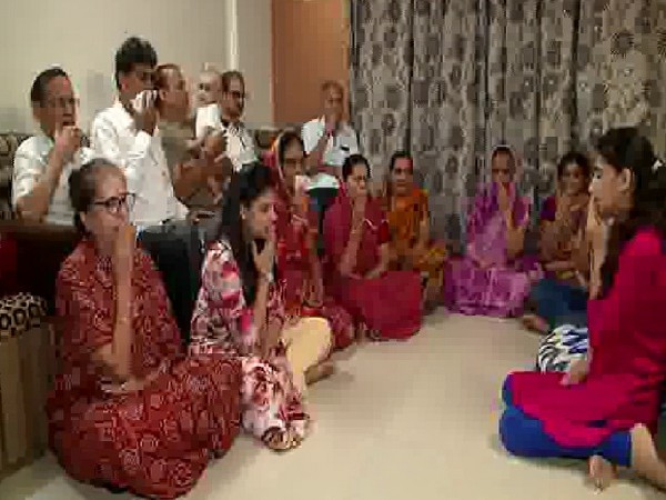 Family members of Kanchan Devi Baid praying Photo/ANI.