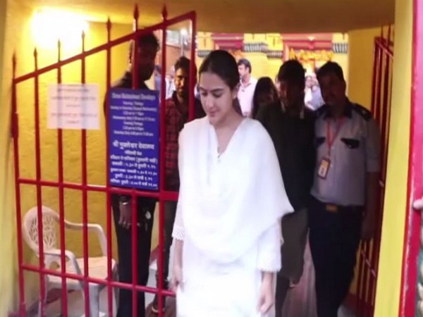 Actor Sara Ali Khan at the Shani Dev Temple in Juhu (Photo/ANI)