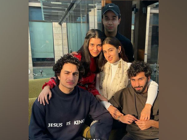 Sara Ali Khan with brother Ibrahim Ali Khan and friends (Image Courtesy: Instagram)
