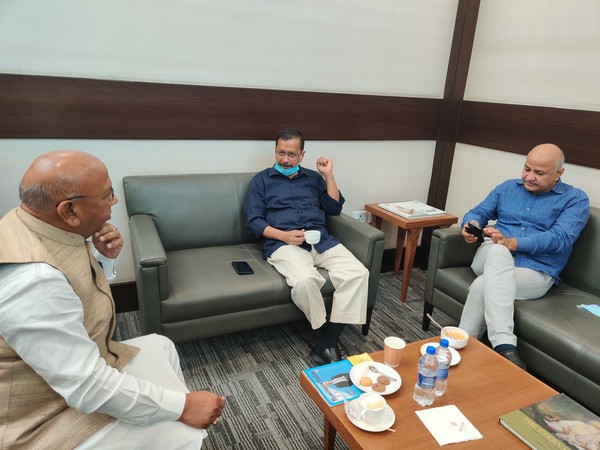 Jharkhand MLA Saryu Roy meets Delhi CM Arvind Kejriwal, Deputy CM Manish Sisodia (Photo/Twitter: @roysaryu)