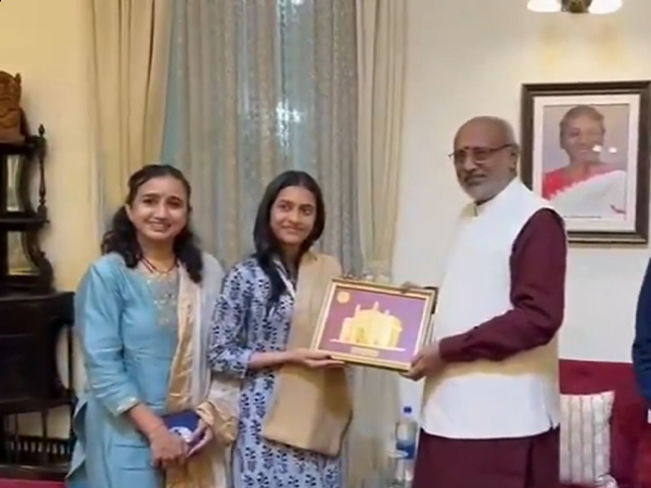 Maharashtra Governor CP Radhakrishnan (L) and Divya Deshmukh (R). (Photo: Dio, Nagpur)