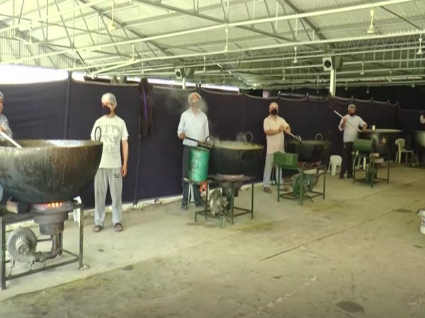 Members of Radha Soami Satsang, Beas preparing langar for needy people (File Photo/ANI)