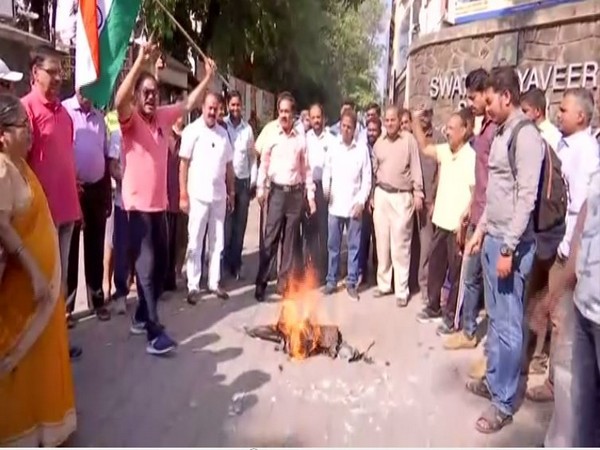 Supporters of Veer Savarkar protesting against Rahul Gandhi in Mumbai on Sunday. Photo/ANI