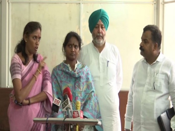 Kerala Congress MP Ramya Haridas (centre) (file photo)