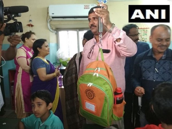 An official measuring the weight of the school bag in Bhubaneswar on Thursday. Photo/ANI