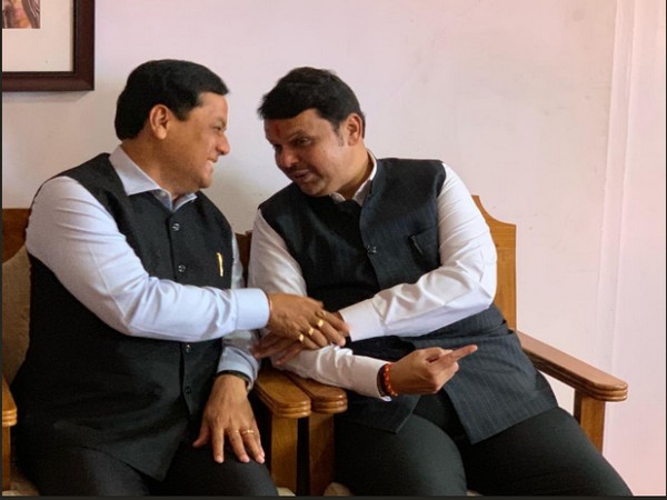 Assam Chief Minister Sarbananda Sonowal (left) with Maharashtra Chief Minister Fadnavis (right). Photo/Twitter