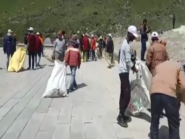 Visual of people cleaning streets in Rudraprayag (Photo/ANI)
