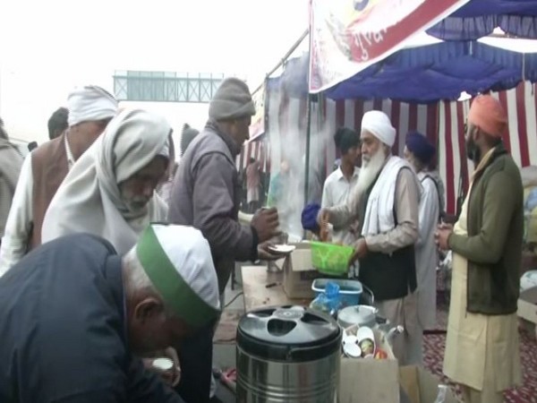The eatery distributes morning tea at Ghazipur border on Friday. (Photo/ANI) 