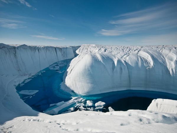 Meltstream cuts through Greenland ice sheet (Image courtesy: Ian Joughin)