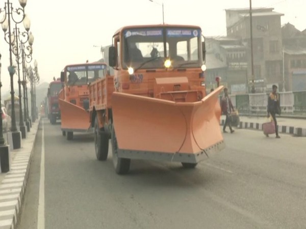 Snow cleaning machines in Srinagar (Photo/ANI)