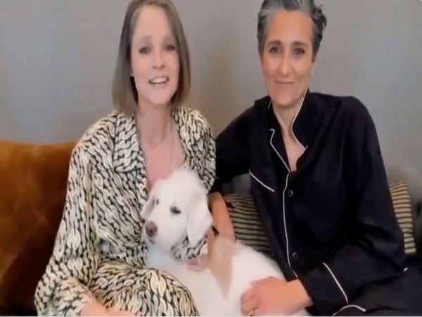  Jodie Foster kissing wife Alexandra Hedison (Image courtesy: Twitter)