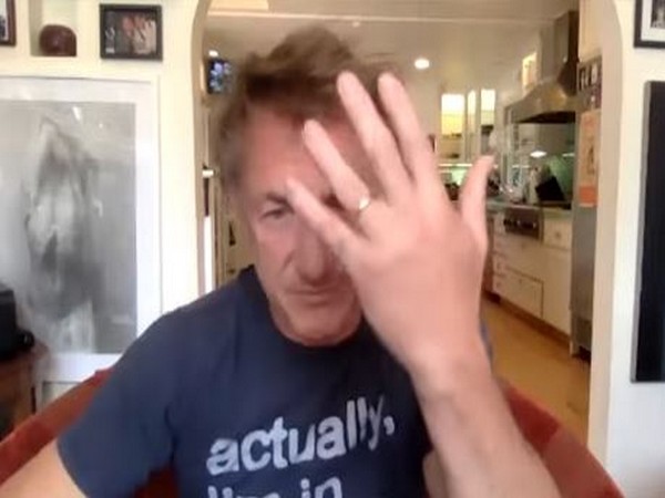 Sean Penn showcasing his wedding ring (Image courtesy: Youtube)