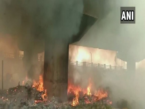 Visuals of the fire which took place in a slum under the flyover in Gomti Nagar of Lucknow in Uttar pradesh on Thursday. Photo/ANI