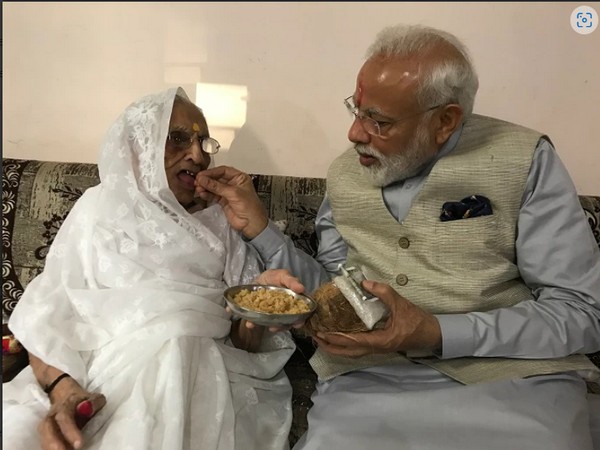 PM Modi and his mother Heeraben Modi (Photo:narendramodi.in)