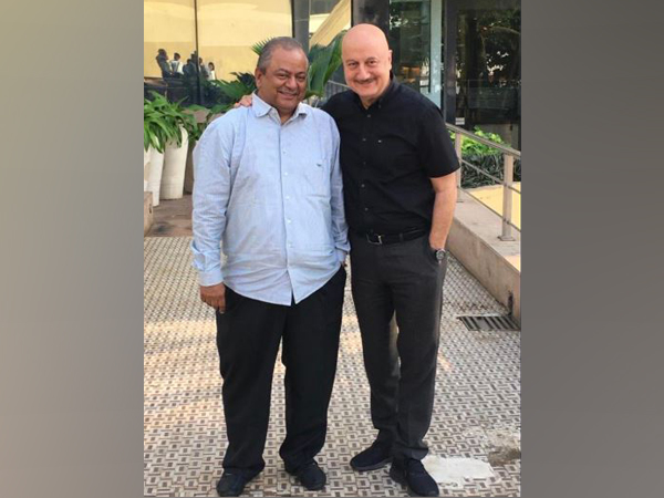 Anupam Kher with Chef Hemant Oberoi. (Picture Courtesy: Twitter)