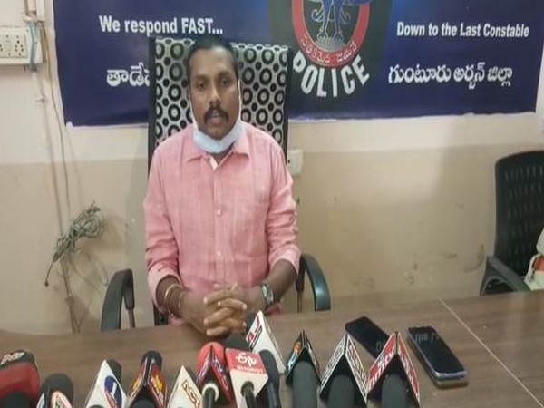 Tadepalli sub-inspector Vinod while speaking to media persons (Photo/ANI)