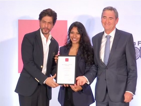 Shah Rukh Khan awarding Gopika Kottantharayil Bhasi with the scholarship (Photo/ANI)