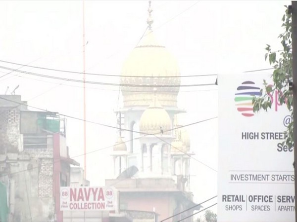 Thick blanket of smog engulfs Delhi on Wednesday [Photo/ANI]