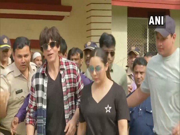 Shah Rukh Khan along with wife Gauri while casting their vote in Mumbai