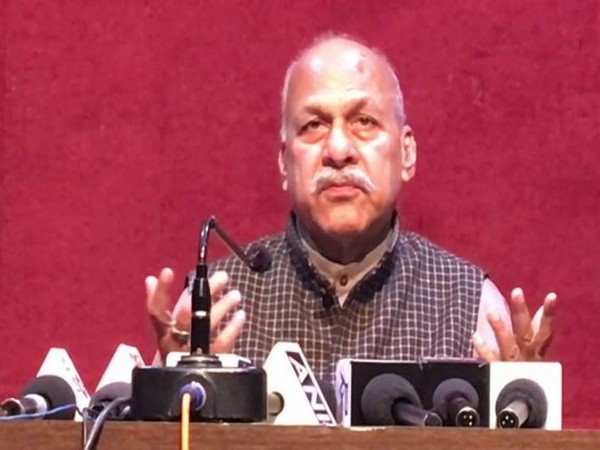 National president of Rashtriya Kisan Mazdoor Mahasangh (RKMM) Shiv Kumar Sharma addressing a press conference in Indore. (Photo/ANI)