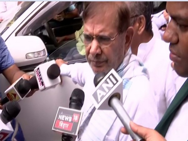 Loktantrik Janata Dal chief Sharad Yadav speaking to reporters in Muzaffarpur. 