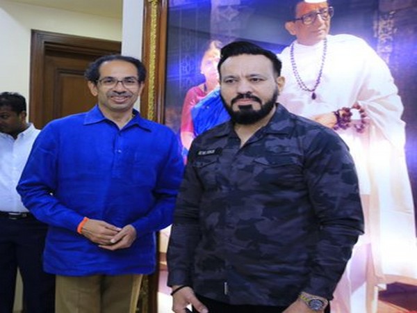 Uddhav Thackeray (left) and Shera (right) Photo courtesy: Shiv Sena Twitter