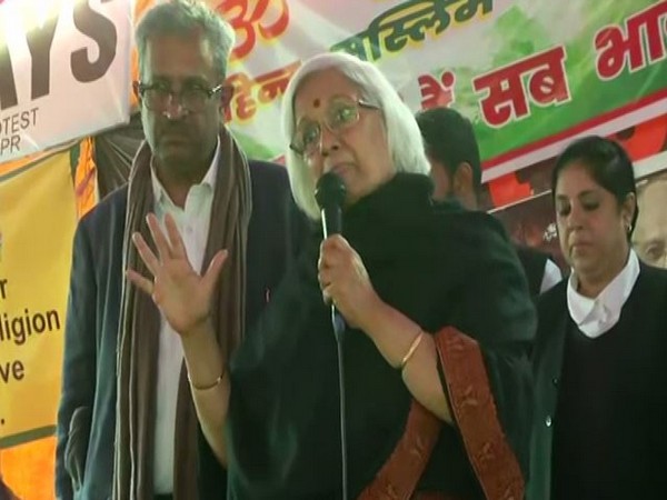 SC mediators Sanjay Hegde, Sadhna Ramachandran speak to Shaheen Bagh protestors ANI/photo