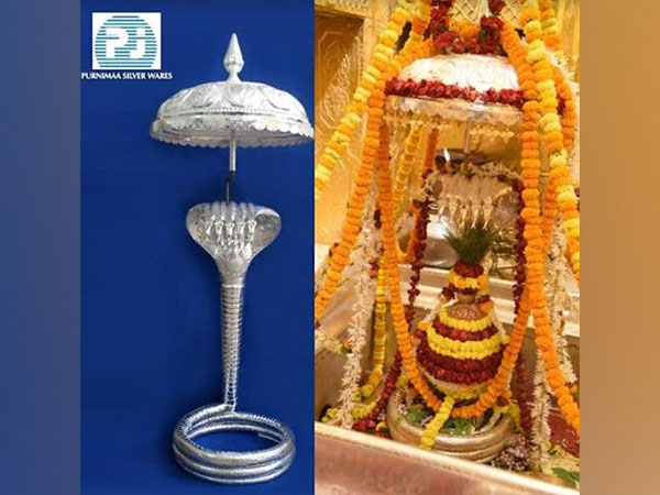 A brand-new Silver Nagabharanam offered by TNT Family from TN adorns the Shiva Linga at Shri Kashi Vishwanath Temple, Varanasi