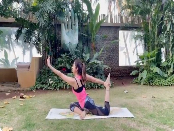 Shilpa Shetty Kundra performing 'Eka pada Kapotasana' (Image Courtesy: Instagram)
