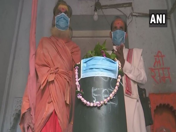 Priests at the Tarkeshwar Mahadev Temple in Uttar Pradesh's Varanasi covered 'Shivling' with mask on Thursday. Photo/ANI