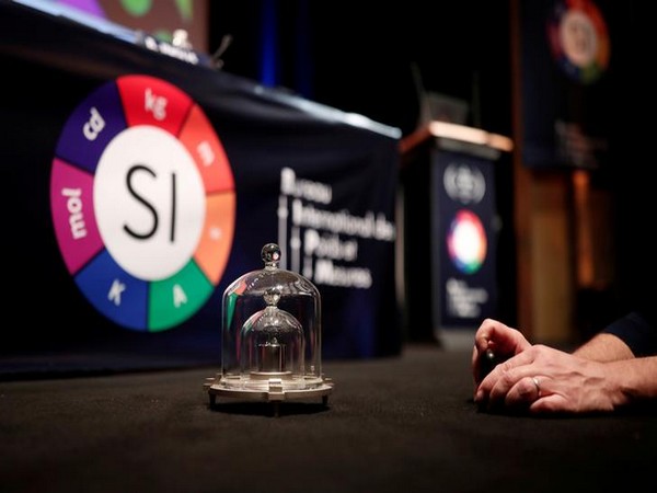 The International Prototype of the Kilogram placed at BIPM headquarters in Sevres, France. (Photo/Reuters)