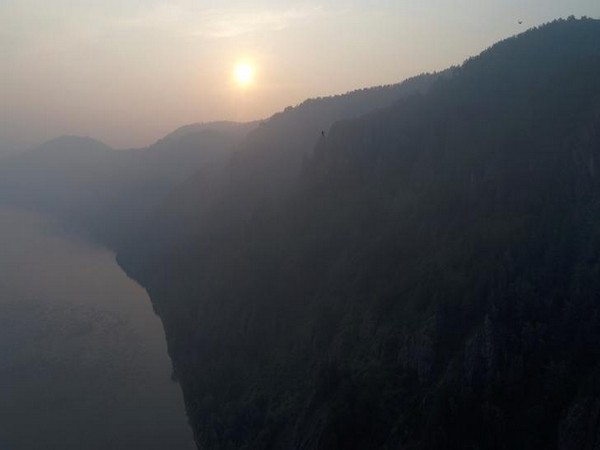 Smoke from wildfires covering the Siberian Taiga area near the Yenisei River outside Krasnoyarsk, Russia on July 13 (Photo/Reuters)
