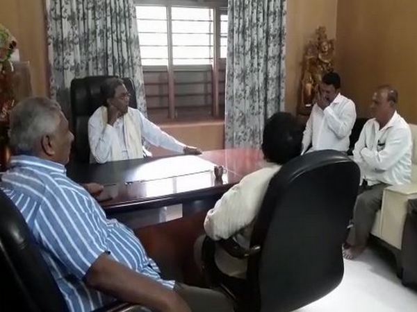 Senior Congress leader Siddaramaiah with his supporters in Bengaluru. 