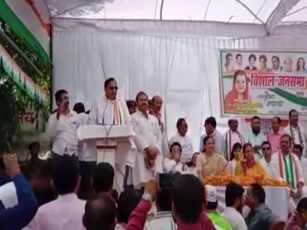 Congress leader Naseemuddin Siddiqui addresing a public gathering at Pratapgarh on Monday 