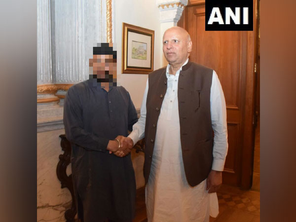 Chaudhry Muhammad Sarwar on Friday met the father of the abducted Sikh girl