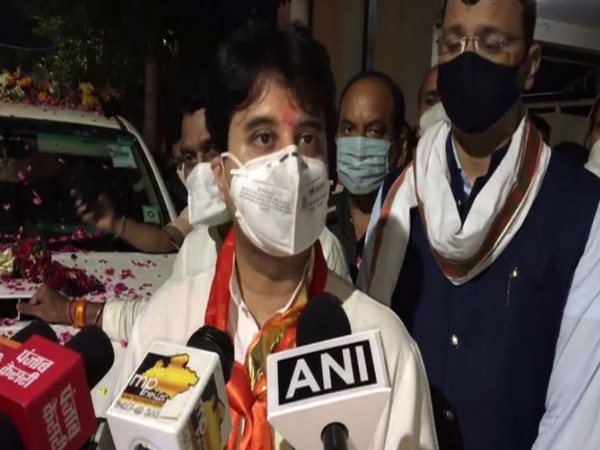 BJP leader Jyotiraditya Scindia speaks to media in Indore on Tuesday [Photo/ANI]