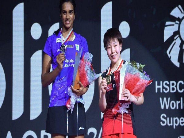 PV Sindhu (L) with her silver medal and Akane Yamaguchi (R) with gold medal. (Photo/BAI Media Twitter)