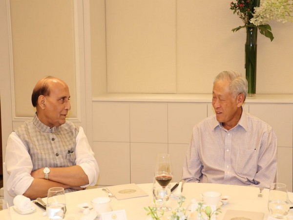 Defence Minister Rajnath Singh with his Singapore counterpart NG Eng Hen (Picture Credits: RMO_India/Twitter)
