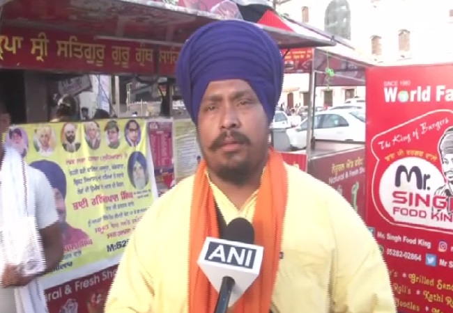 Burger stall owner Ravinder Pal Singh speaking to ANI in Ludhiana, Punjab on Sunday Photo/ANI.