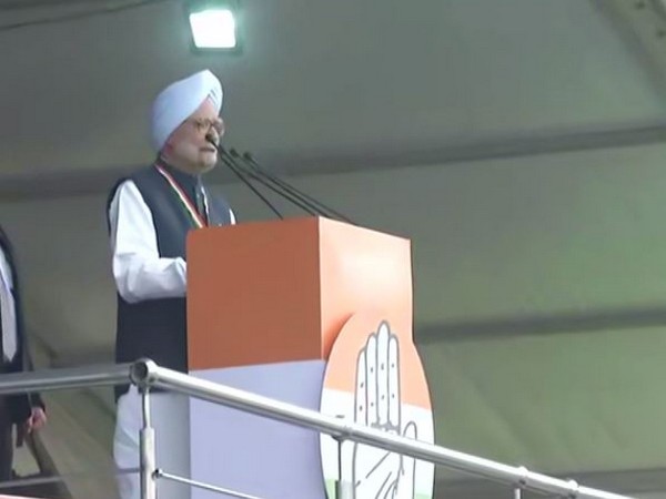 Congress leader Manmohan Singh addressing 