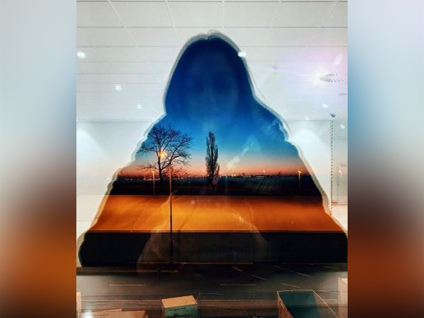 Sonakshi Sinha in a mirror selfie (Image Source: Instagram)