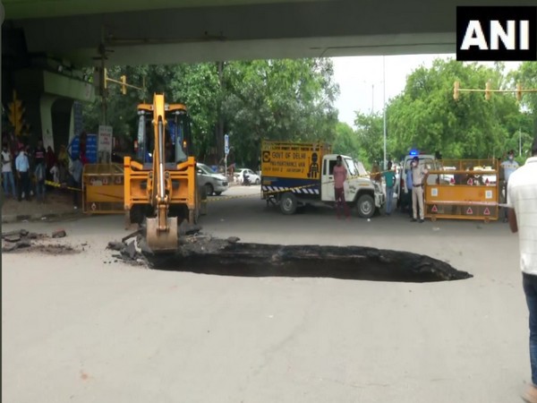Massive Sinkhole near Hauz Khas (Photo/ANI)