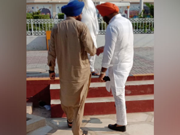 The picture of Manjinder Singh Sirsa (R) standing next to Gopal Singh Chawla, which the former has claimed was deceptively clicked. (Photo courtesy: Sirsa's Twitter handle)