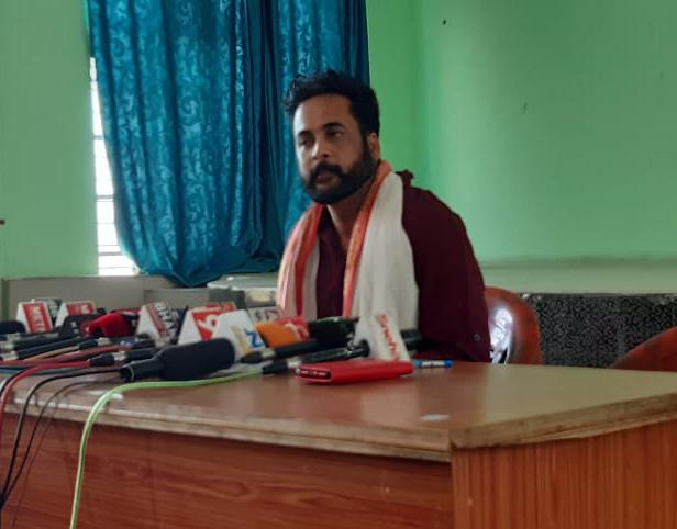 Actor-turned-political activist Sivaji talking to media persons on Friday. Photo/ANI