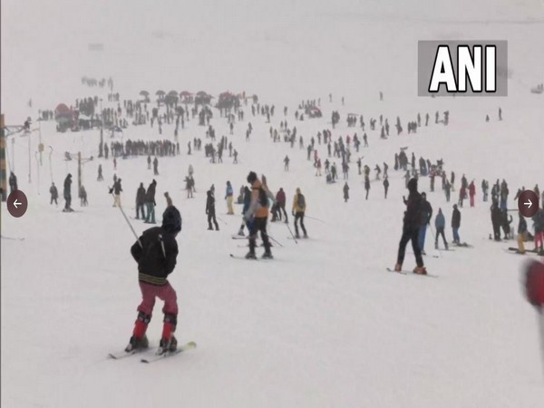 Tourists learning Skiing in Gulmarg (Photo/ANI)