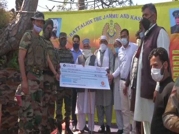 Indian Army handing over the cheque of Rs 1 lakh to Pir Baba Dargah at Sune Gali. (ANI)