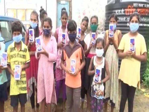 The BJP distributed 25 smartphones Kambacha Pada area of Mumbai on Sunday. (Photo: ANI)