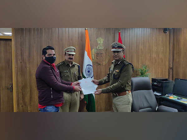 Gurugram Police Commissioner KK Rao with Umesh Lohia. (ANI Photo)