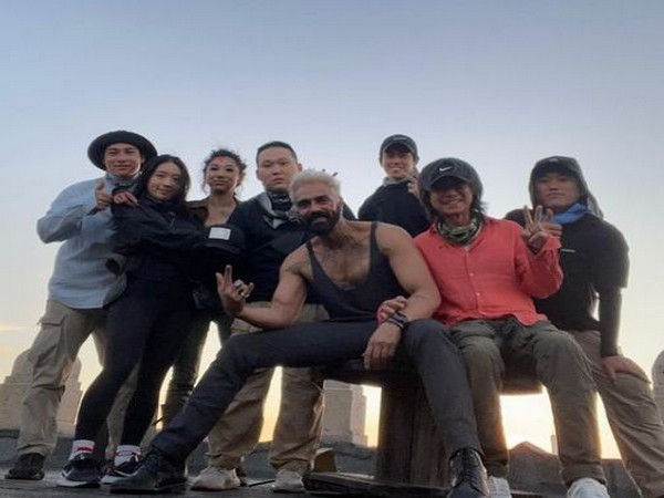 Arjun Rampal with 'Dhaakad' team (Image Source: Instagram)